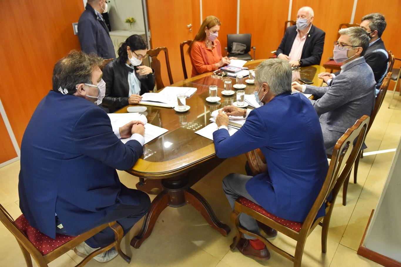 EN COMISIÓN. Morof (a la cabecera izquierda) presidió la reunión de Asuntos Constitucionales. Foto: Prensa Legislatura