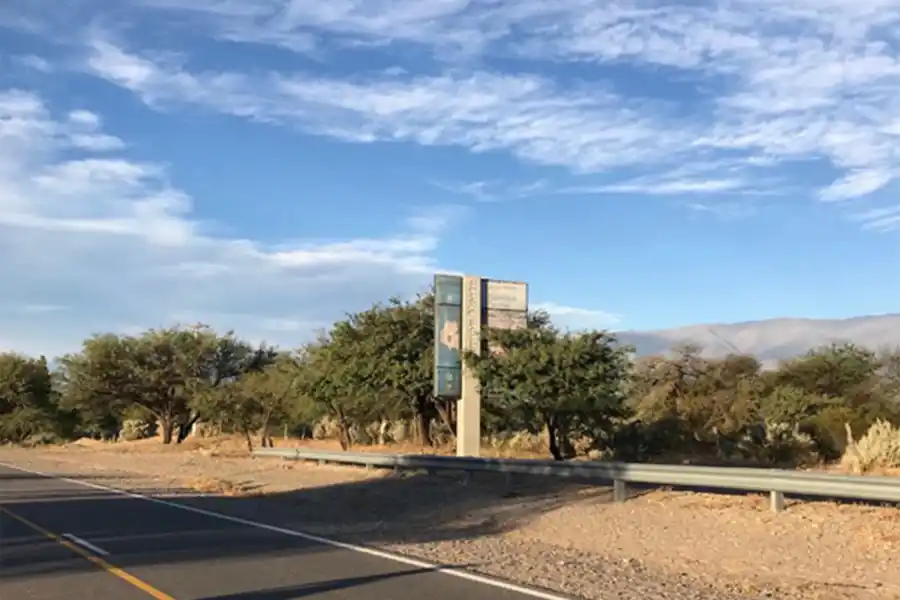 Un cartel en mal estado anuncia en la ruta 40 que el viajero está situado en Tucumán. 