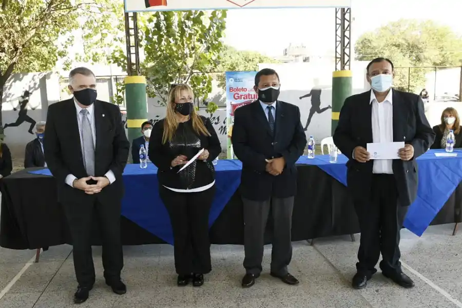 CON LAS AUTORIDADES ESCOLARES. El vicegobernador, junto al intendente bandeño, hizo entrega de los subsidios. Foto Prensa HLT