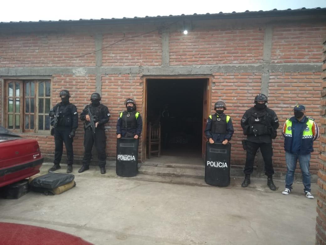 BIEN CUSTODIADO. Un cuerpo especial de policías realizan tareas de vigilancia durante el allanamiento de la víctima.