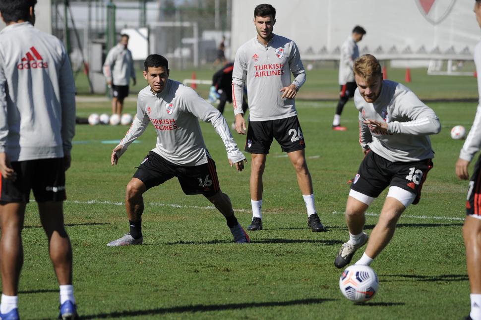 RECAMBIO. Vigo (16) será titular. Paradela (26) y Beltrán (18) esperarán en el banco “millonario”. twitter@riverplate