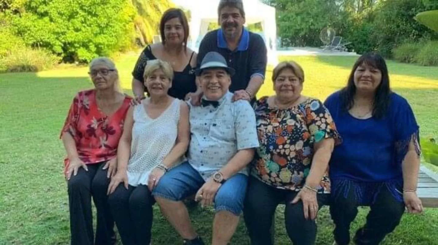 Diego Maradona y sus hermanos.