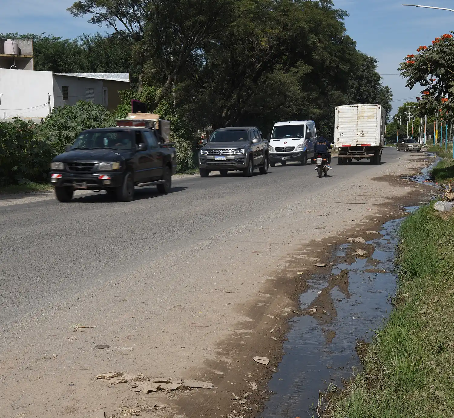 BANQUINAS DEGRADADAS. La circulación peatonal se dificulta. El camino tiene pérdidas de agua, desniveles y pastos.