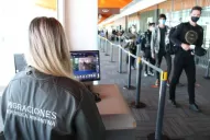 El pasajero que ocultó tener covid-19 continúa detenido y habrá sanción para la línea aérea