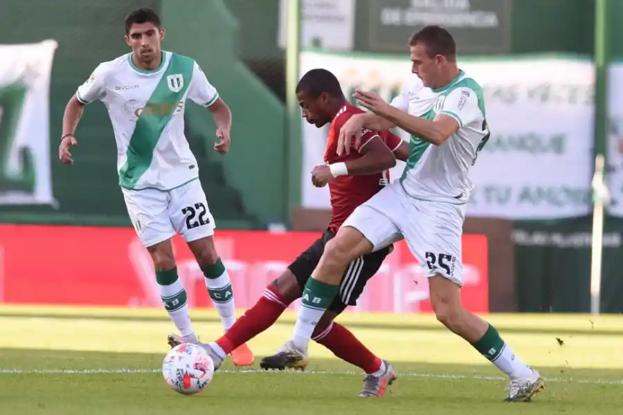 PURA MARCA. De la Cruz se lleva el balón con la presión de Cabrera. credito xxxxxxxx