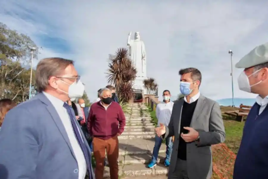 CRISTO BENDICENTE. Giobellina supervisó el avance de las obras.