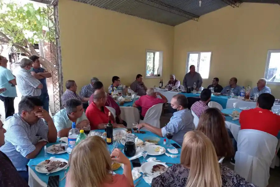 EN REUNIÓN. Los dirigentes aliados a Manzur, en Simoca. 