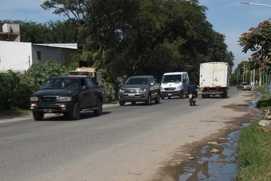 BANQUINAS DEGRADADAS. La circulación peatonal se dificulta. El camino tiene pérdidas de agua, desniveles y pastos.