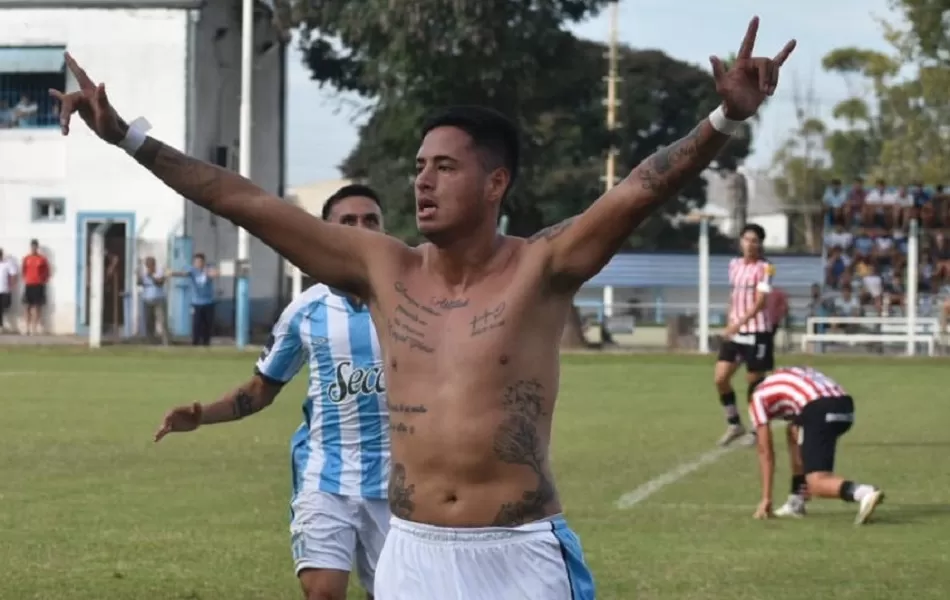 IMPARABLE. Coman festeja el primer gol del clásico tucumano. FOTO TOMADA DE TWITTER.COM/ATOFICIAL 
