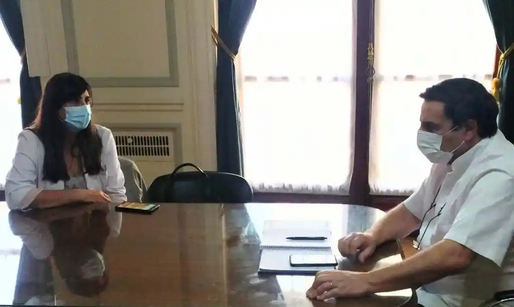 EN REUNIÓN. Medina Ruiz y Del Pino dialogan sobre la vacunación para pacientes renales. Foto: Prensa Salud