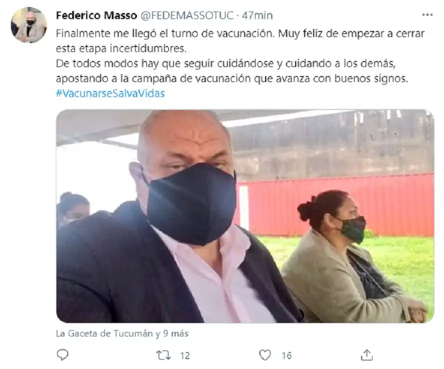 Un legislador celebró que finalmente le tocó su turno para vacunarse: muy feliz