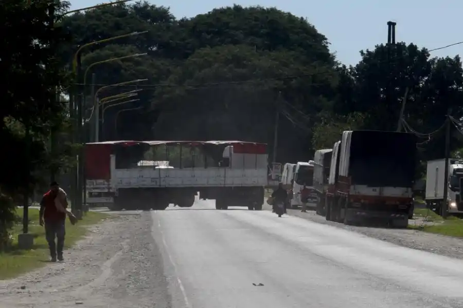 CRUCES PELIGROSOS. Al menos el sector de la Villa está bien iluminado, según el comisionado Fabián Asad.