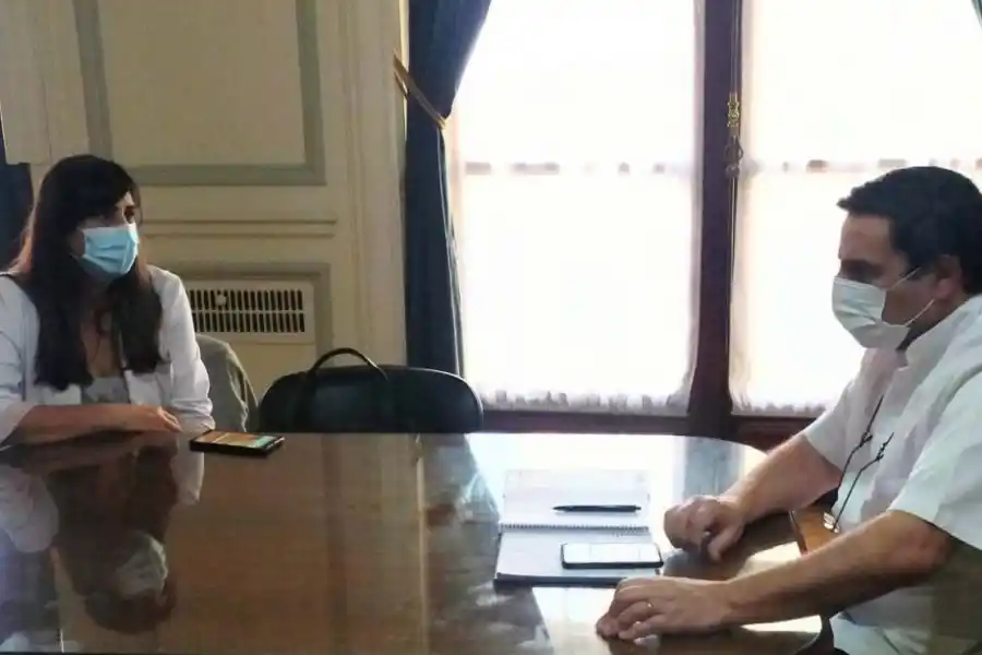 EN REUNIÓN. Medina Ruiz y Del Pino dialogan sobre la vacunación para pacientes renales. Foto: Prensa Salud