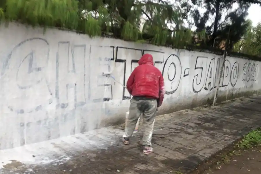 RESPUESTA. Dirigentes jaldistas salieron a tapar las pintadas de Pichetto-Jaldo.