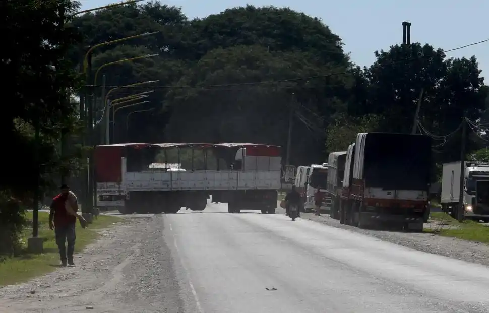 CRUCES PELIGROSOS. Al menos el sector de la Villa está bien iluminado, según el comisionado Fabián Asad.