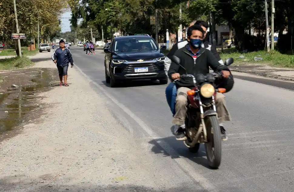PARECE CADA VEZ MÁS ANGOSTA. Peatones y vehículos se amontonan en la 315.