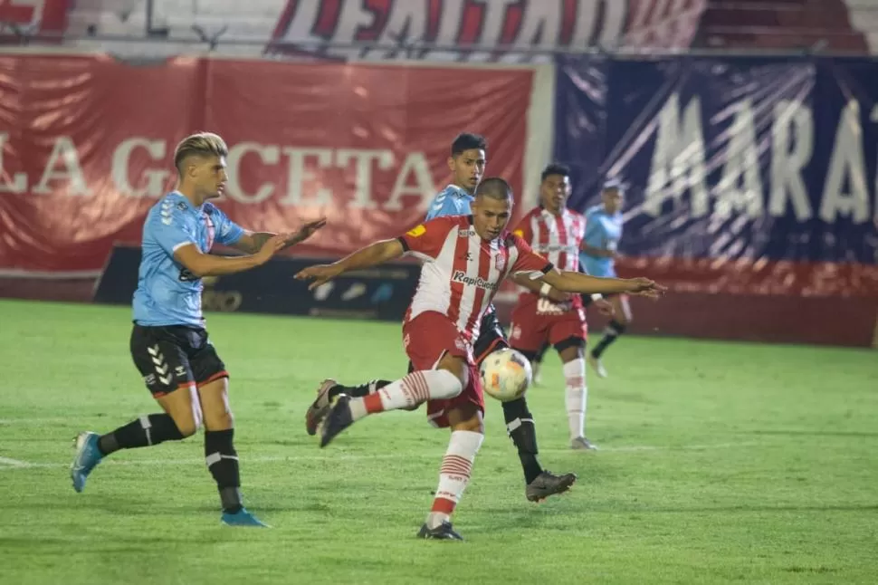 MOSTRÓ SUS CREDENCIALES. En el juego contra Chacarita, Moreno debutó como titular y cumplió. Se mostró movedizo, incisivo y tuvo dos oportunidades en las que estuvo cerca de marcar su primer gol. 