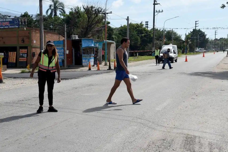 CONTROL DE SEGURIDAD. En el corazón de Villa Carmela, una ayuda para cruzar.