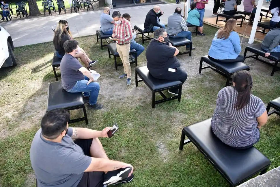 ESPERANDO EN FILA. El Siprosa informó que 500 personas con obesidad fueron vacunadas ayer contra coronavirus, en el primer día para este grupo. 