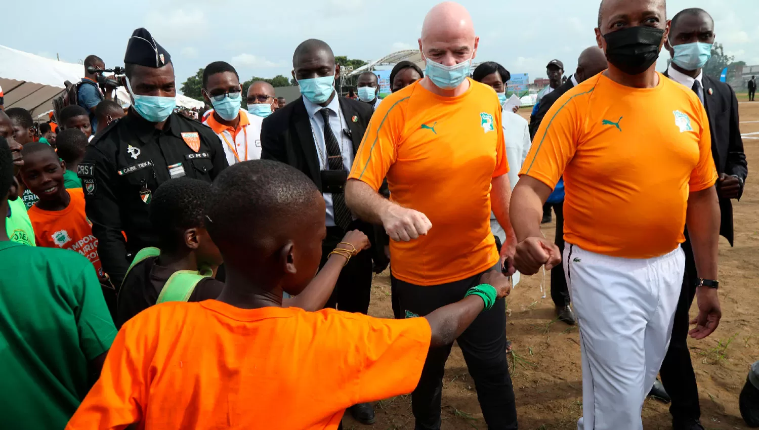 EN ÁFRICA. Infantino compartió junto a Patrice Motsepe, presidente de la Confederación Africana de Fútbol (CAF), una visita a Costa de Marfil.