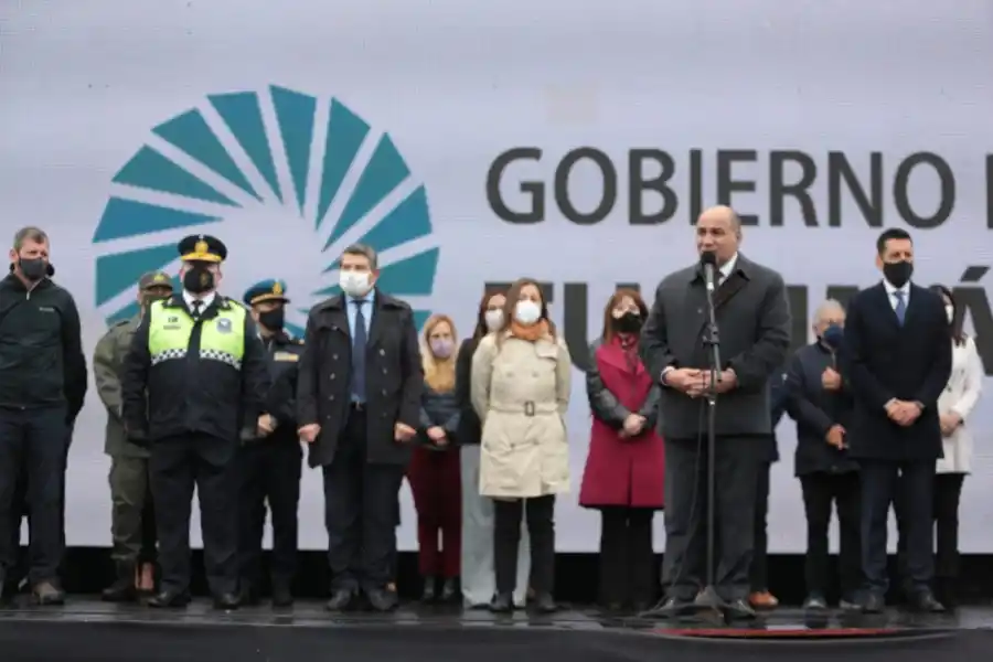 ACTO OFICIAL. Manzur desmintió al vicegobernador Jaldo luego de la ceremonia formal. Foto: Comunicación Pública