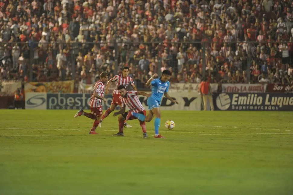 RECUERDO. “Maxi” Martínez intenta frenar el avance de Belgrano e el partido de 2019 en La Ciudadela. El defensor es uno de los sobrevivientes de aquel equipo. 