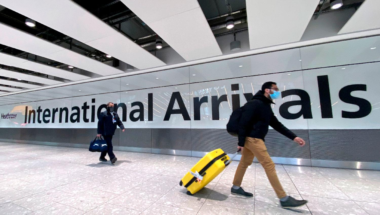 MÁS VUELOS. Los viajeros comienzan a poblar todos los días el aeropuerto de Heathrow de Londres.