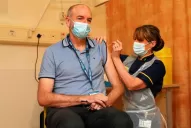 Sugiero enfáticamente vacunarse, advierte un médico que batalló la segunda ola en Inglaterra