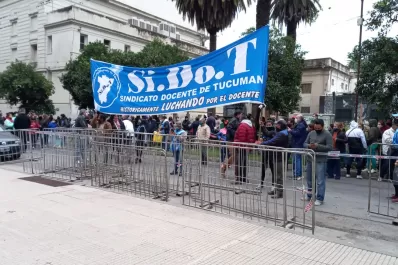 La interpelación a Lichtmajer: reclamos afuera, explicaciones adentro