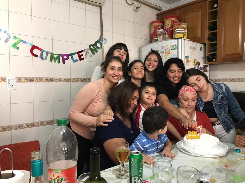 LA ÚLTIMA FOTO. La familia durante el cumpleaños, hace 35 días. gentileza