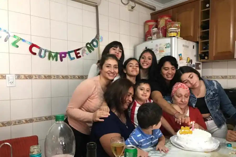 LA ÚLTIMA FOTO. La familia durante el cumpleaños, hace 35 días. gentileza