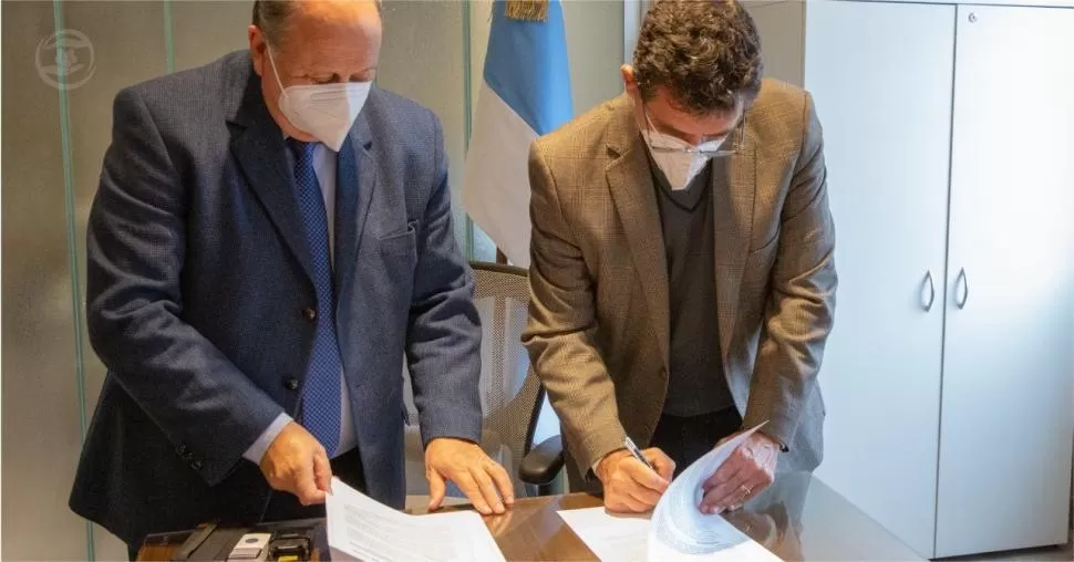RÚBRICAS. Navarro Dávila y Gabriel Yedlin firman el acuerdo marco.  