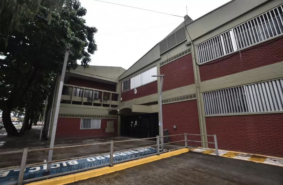 REPÚBLICA DE PANAMÁ. Escuela de Concepción, con sus puertas cerradas.