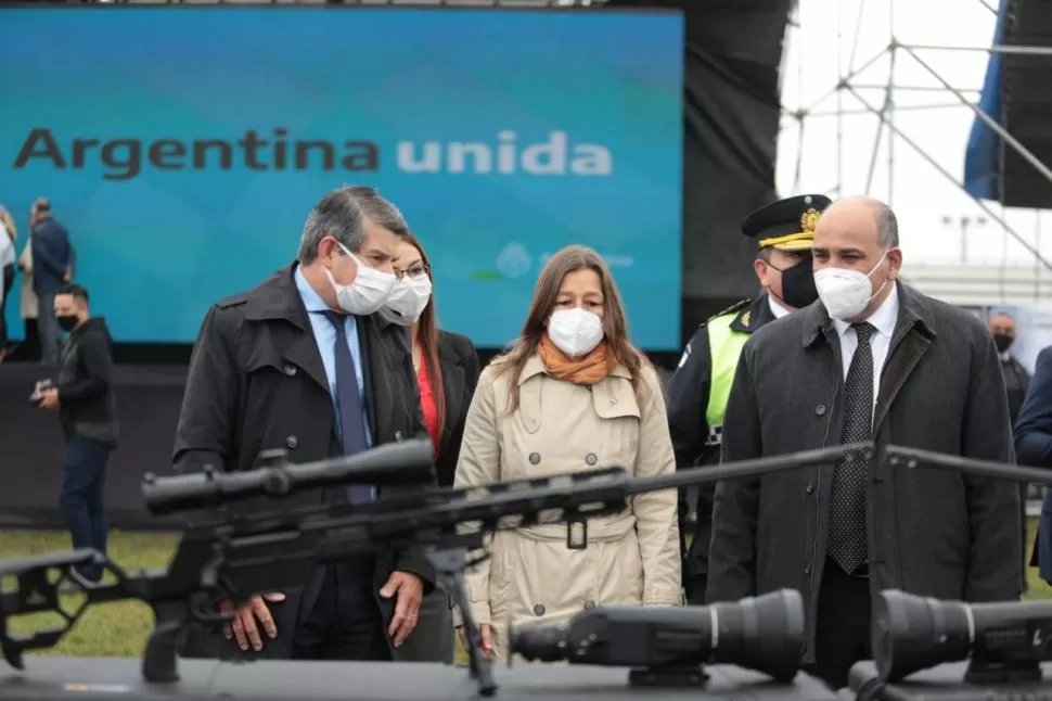 ¿A QUIÉN RESPONDERÁ? Claudio Maley muestra el armamento a la ministra Sabrina Frederic y al gobernador Juan Manzur durante un acto. Twitter @JuanManzurOK