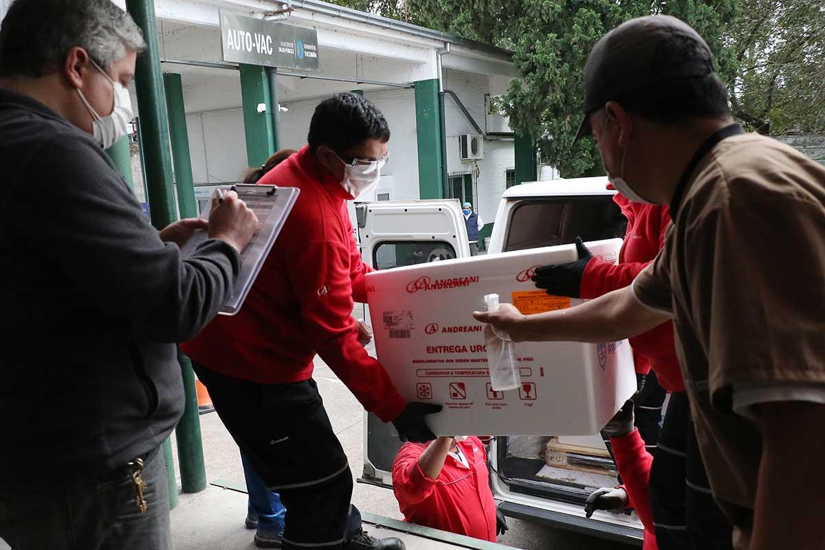 RECEPCIÓN. Llegaron a Tucumán nuevos lotes con vacunas contra la covid-19. Foto: Prensa Salud