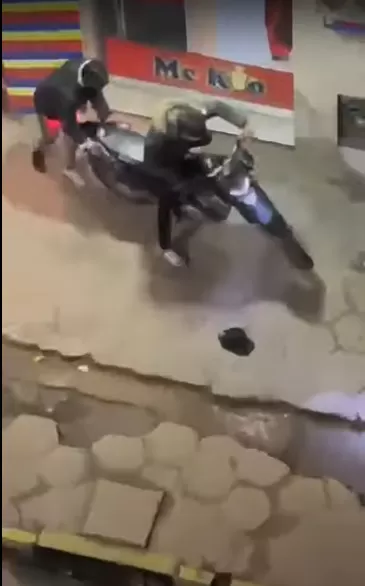 VIOLENTO ATAQUE. Un vecino filmó cuando dos adolescentes intentaban robarle la moto a un comerciante. 