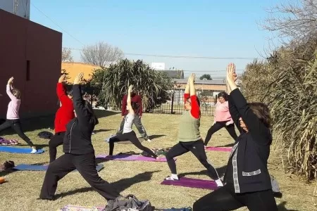 Vuelven las clases de yoga presenciales y gratuitas que dicta la Municipalidad
