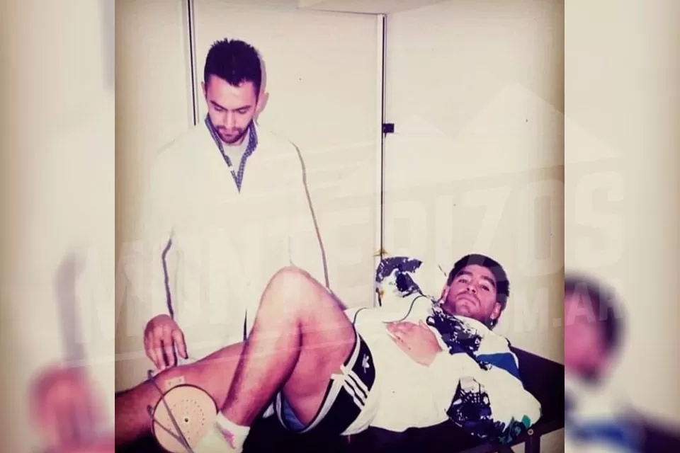 ANTES Y AHORA. En 1995, Nieto y Maradona hacen una pausa en los ejercicios para fotografiarse. En el recuadro, año 2021, Nieto muestra al fondo orgulloso el título de kinesiólogo 