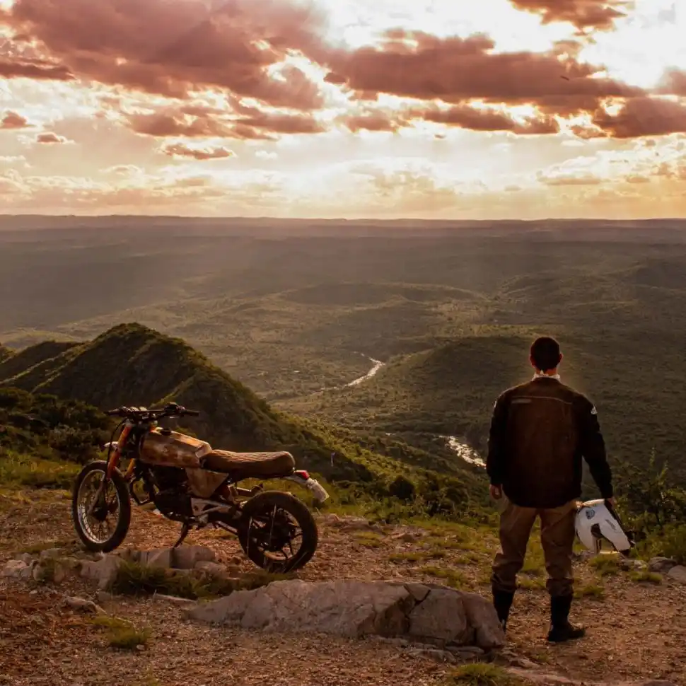CUCHI CORRAL, CÓRDOBA. Catriel mira el horizonte que espera recorrer. 