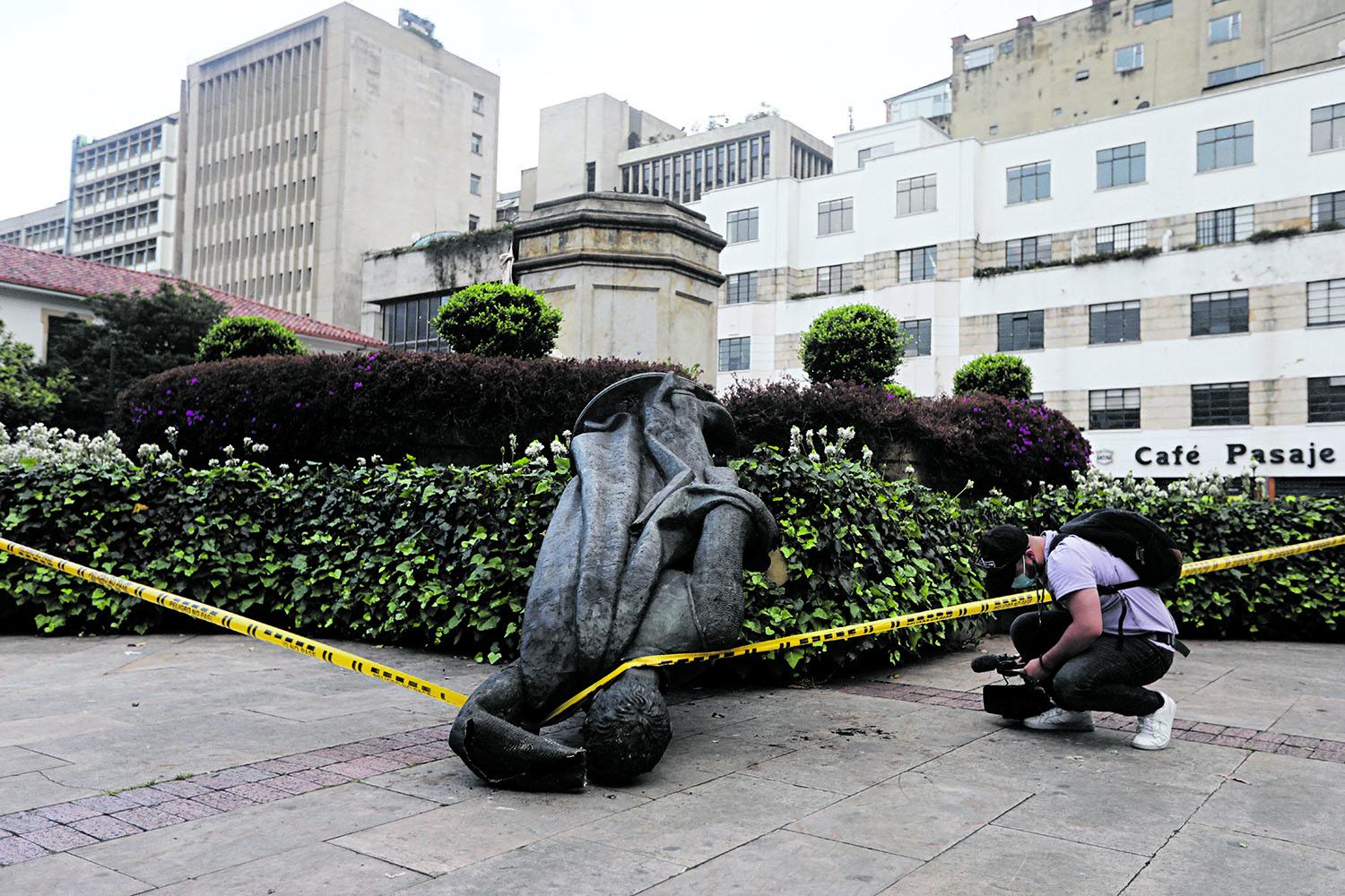 DESCOLONIALES. Un grupo de indígenas Misak derribó la estatua del conquistador español Gonzalo Jimenez de Quesada, en Bogotá. 