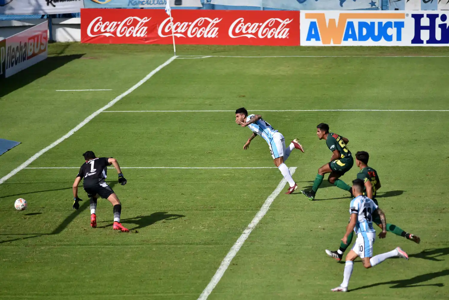 DE CABEZA. Toledo anota ante Defensa y Justicia. Foto de LA GACETA / INÉS QUINTEROS ORIO