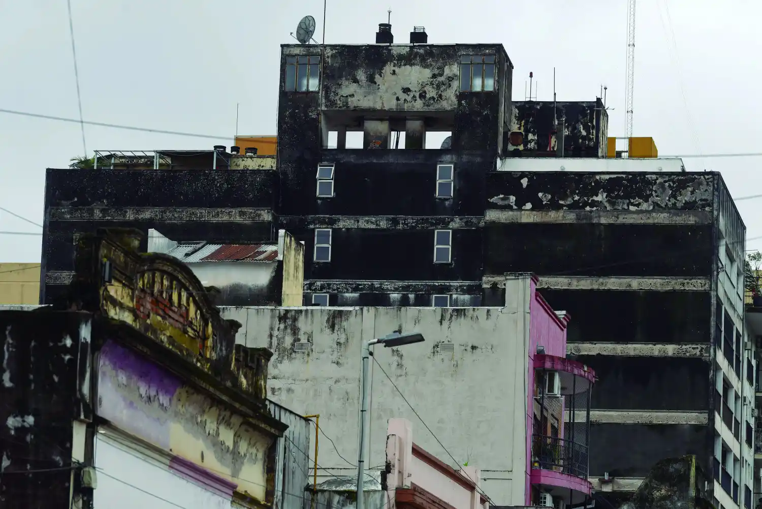 Paredes de edificios que acarrean años de olvido y afean la ciudad