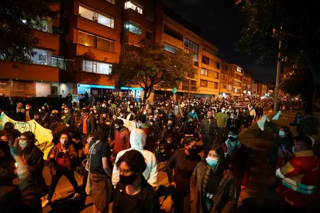 REBELIÓN. El rechazo a un aumento de impuestos se volvió reclamo contra la pobreza, la desigualdad y la violencia policial. 