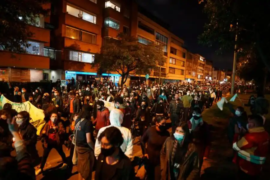 REBELIÓN. El rechazo a un aumento de impuestos se volvió reclamo contra la pobreza, la desigualdad y la violencia policial. 