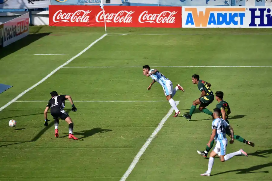 DE CABEZA. Toledo anota ante Defensa y Justicia. Foto de LA GACETA / INÉS QUINTEROS ORIO