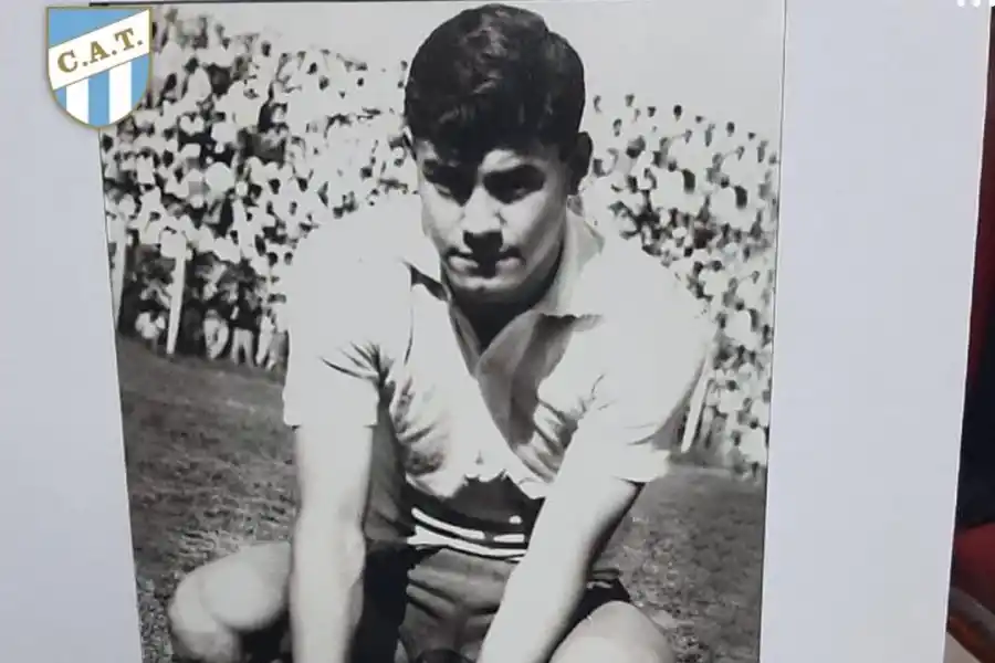 RECUERDO. En el acto en homenaje a Albrecht, lo recordaron con una imagen de su época de futbolista. Foto: Twitter @ATOficial