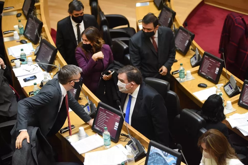 EN GUARDIA. Morof (de pie) insistió con que no se afectará la gobernabilidad de la Provincia con la interna.  