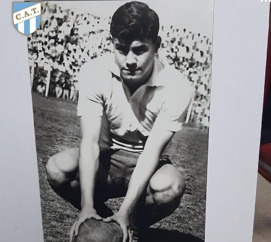 RECUERDO. En el acto en homenaje a Albrecht, lo recordaron con una imagen de su época de futbolista. Foto: Twitter @ATOficial