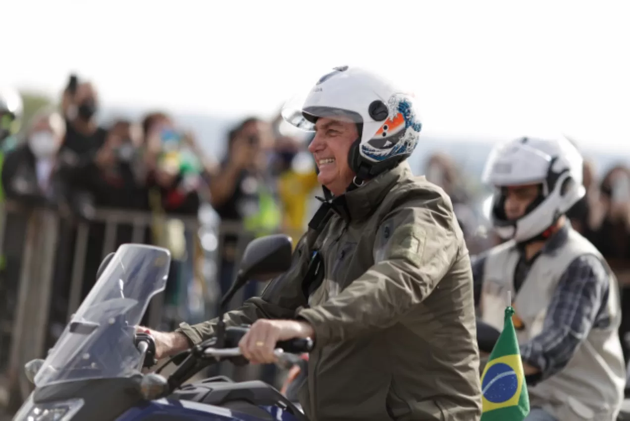 CONCENTRACIÓN. Bolsonaro, y sus seguidores conducen motocicletas para celebrar el Día Nacional de la Madre, en Brasilia, Brasil. Foto de Reuters.