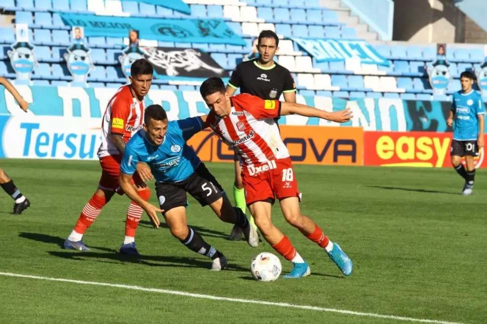 APORTÓ LO SUYO. Lucas González ingresó faltando 13 minutos, pero no fue menos importante. Aguantó cada pelota y complicó a la defensa “pirata”. 